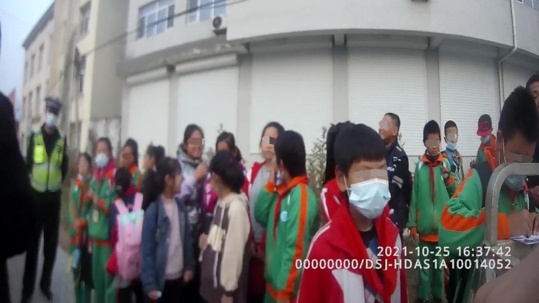 唐山：超員“黑校車”被查！2萬元罰單我覺得一點都不多！