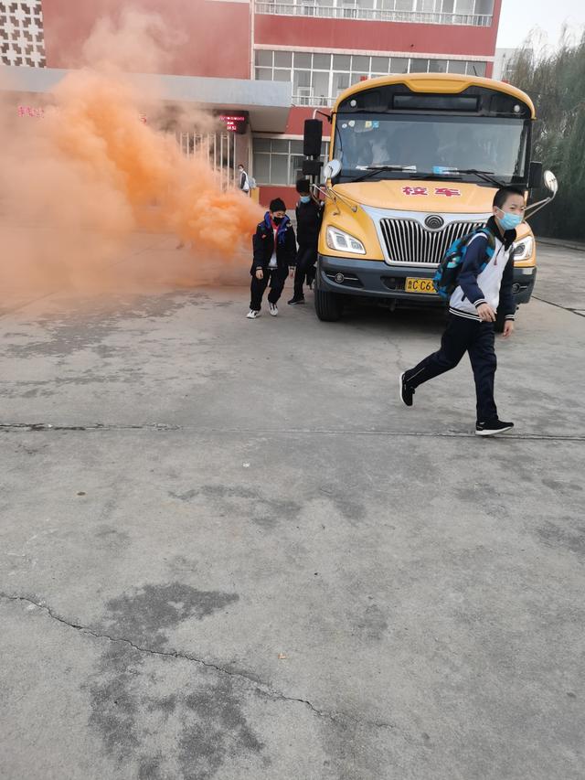 桓臺周家中學校車應急逃生疏散演練報道