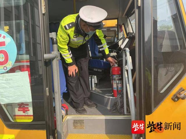 消除隱患確保學生出行安全，警方全面開展校車大檢查