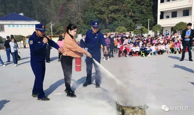 上坳小學(xué)開展校車消防應(yīng)急演練