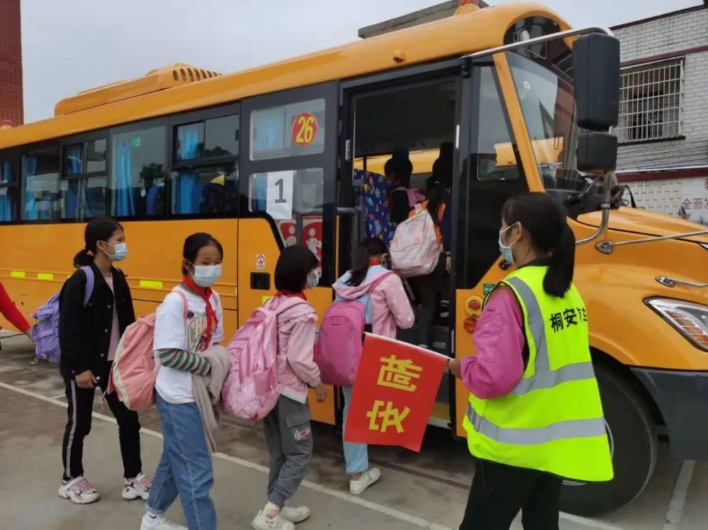記者跟拍！佛岡新校車(chē)“入鎮(zhèn)到村”后…
