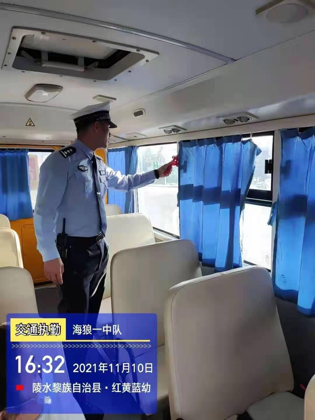 陵水公安交警嚴查校車違法行為 護航學生平安