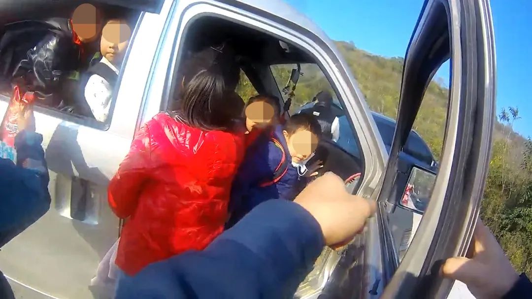 又見黑校車！小小面包車“塞”進25人……