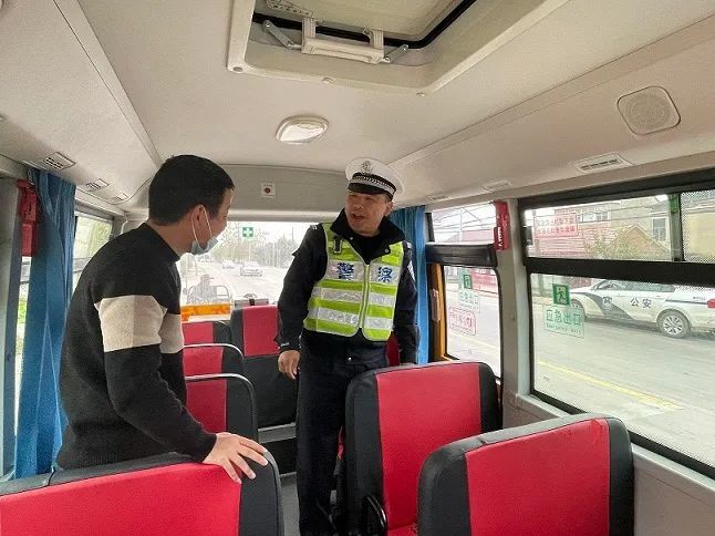 六安公安交警走進木廠中心校 開展校車駕駛員安全培訓