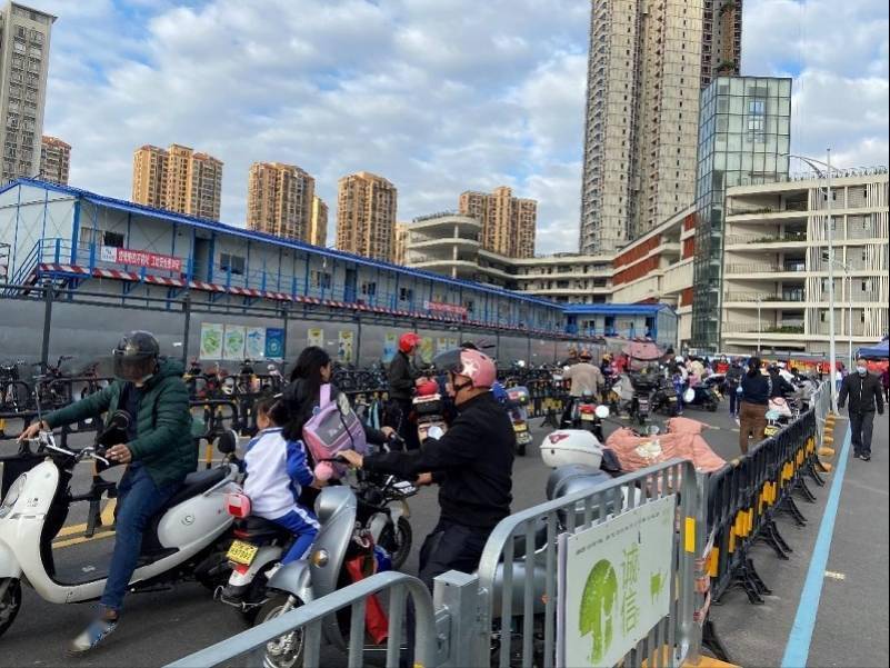深圳一公辦學(xué)校突然取消校車，家長(zhǎng)不淡定了？教育局回應(yīng)