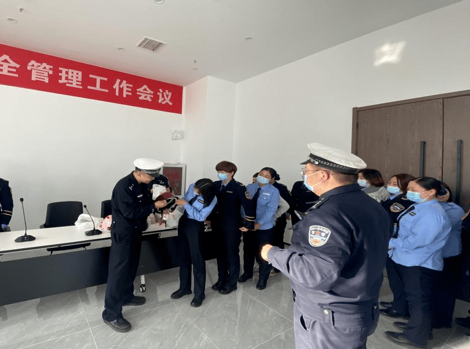 筑牢平安上學路 強化校車安全源頭管理 西青交警為校車駕駛員再培訓
