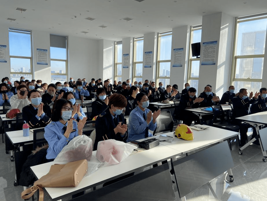 筑牢平安上學路 強化校車安全源頭管理 西青交警為校車駕駛員再培訓