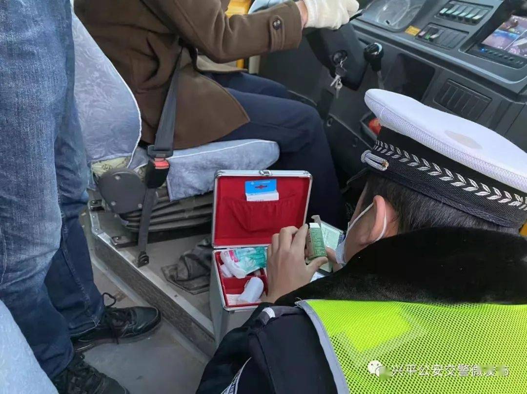 【興平交警】學期末開展校車安全檢查，筑牢安全防線
