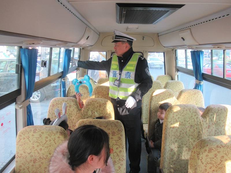 常德公安交警直屬二大隊(duì)：嚴(yán)查校車(chē)安全 筑牢平安上學(xué)路