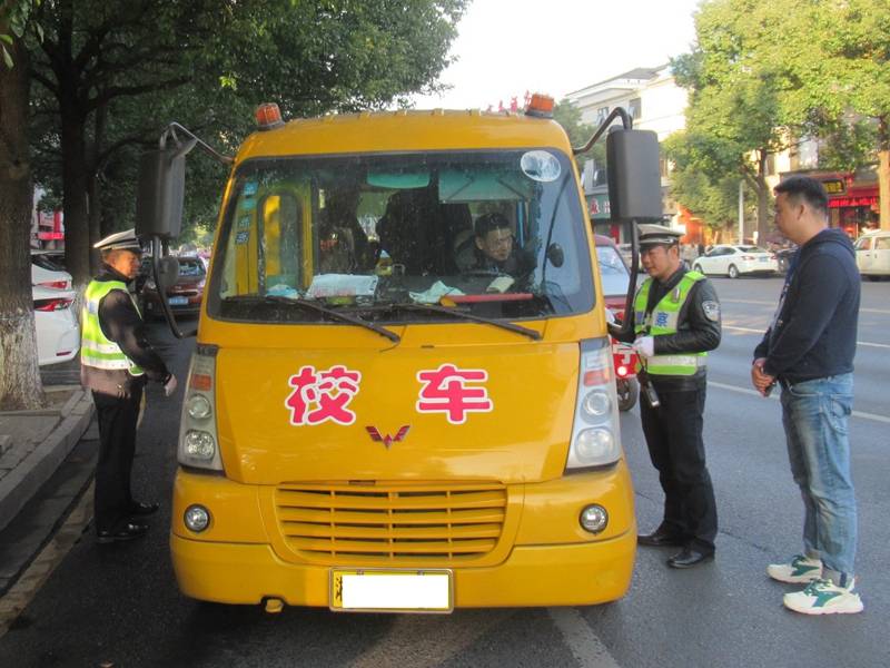 常德公安交警直屬二大隊(duì)：嚴(yán)查校車(chē)安全 筑牢平安上學(xué)路