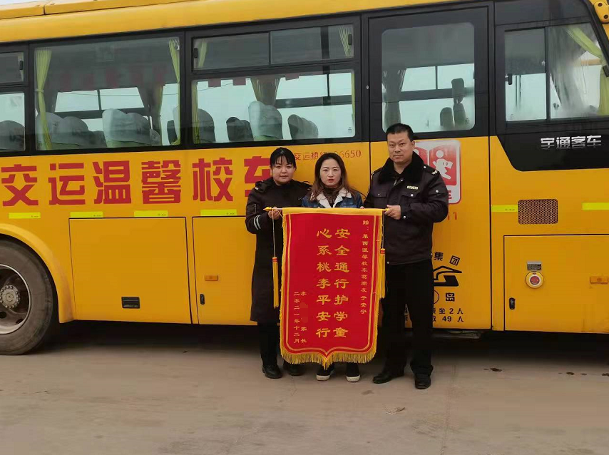 學(xué)生在校車上突發(fā)抽搐，駕照員緊急聯(lián)手施救！