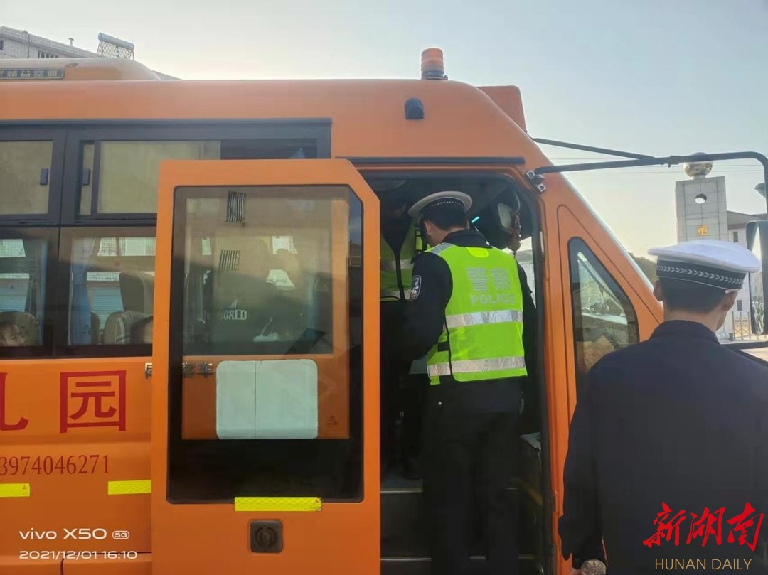 岳陽縣筻口鎮校車辦護航校車安全