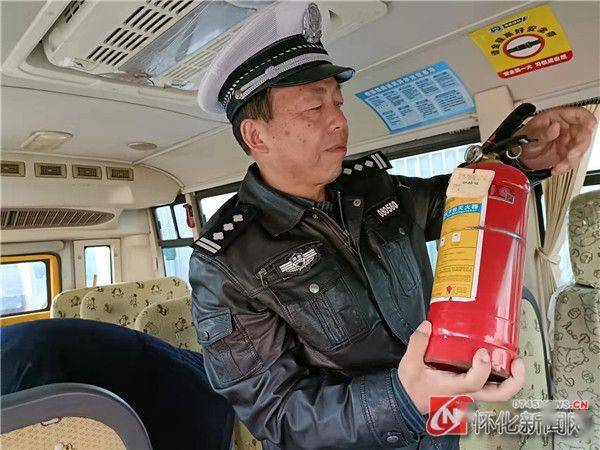 鶴城區(qū)開展冬季校車安全檢查