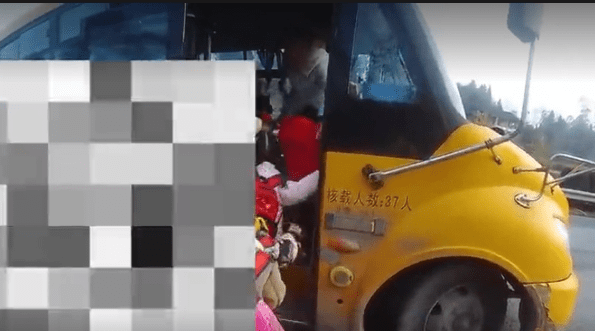 廣安一司機膽真大！私家車“變身”校車 逆行超載被嚴懲