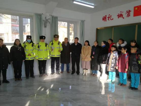 “你好警察節(jié)” 四平鐵西交警寒假前聯(lián)合多部門(mén)開(kāi)展校車(chē)應(yīng)急演練活動(dòng)