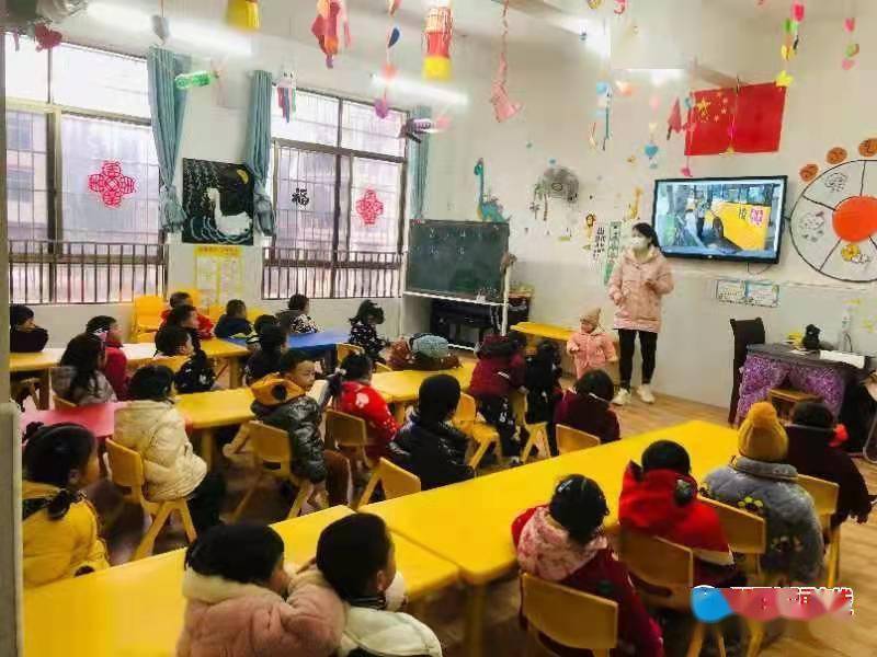 洞口縣巖山鎮(zhèn)中心幼兒園開(kāi)展校車安全教育活動(dòng)
