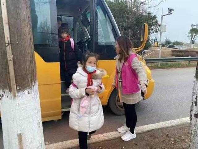 東西湖：校車接送點升級為“候車室”這個細節(jié)好暖心