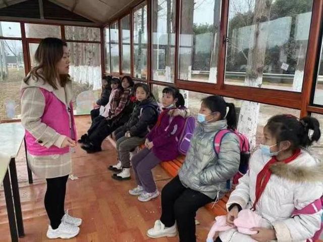 東西湖：校車接送點升級為“候車室”這個細節(jié)好暖心