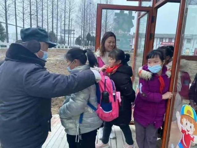 東西湖：校車接送點升級為“候車室”這個細節(jié)好暖心