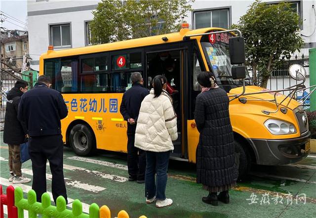 確保學(xué)生上下學(xué)乘車安全歙縣開(kāi)展校車專項(xiàng)檢查