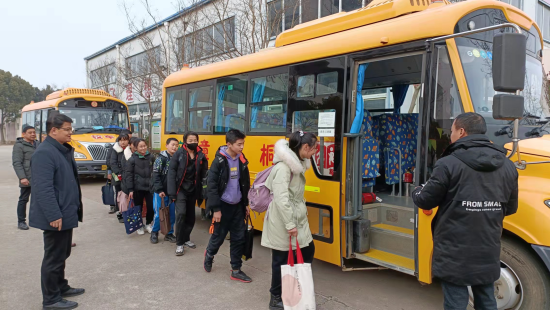 桐城市新店初中：校車暢通農(nóng)村娃求學(xué)路