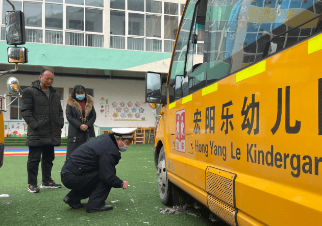 柞水交警大隊加強(qiáng)春季校車交通安全管理工作