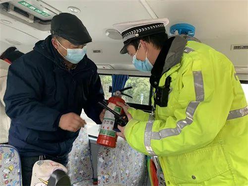 專項(xiàng)治理來了！遂寧交警重點(diǎn)整治校車安全和校園周邊道路交通秩序