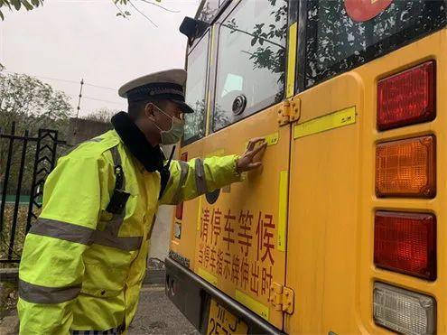 專項(xiàng)治理來了！遂寧交警重點(diǎn)整治校車安全和校園周邊道路交通秩序