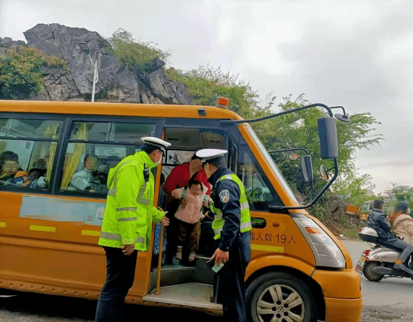 危險！桂林某幼兒園校車嚴重超載，抓捕現場曝光