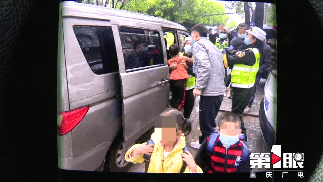 “黑校車”運送幼兒園學(xué)生 沒有資質(zhì)還超員裝載