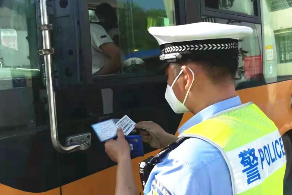 交警大隊(duì)開展校車安全突擊檢查，護(hù)航平安上學(xué)路