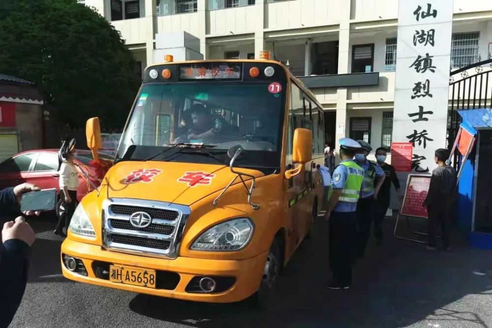 交警大隊(duì)開展校車安全突擊檢查，護(hù)航平安上學(xué)路