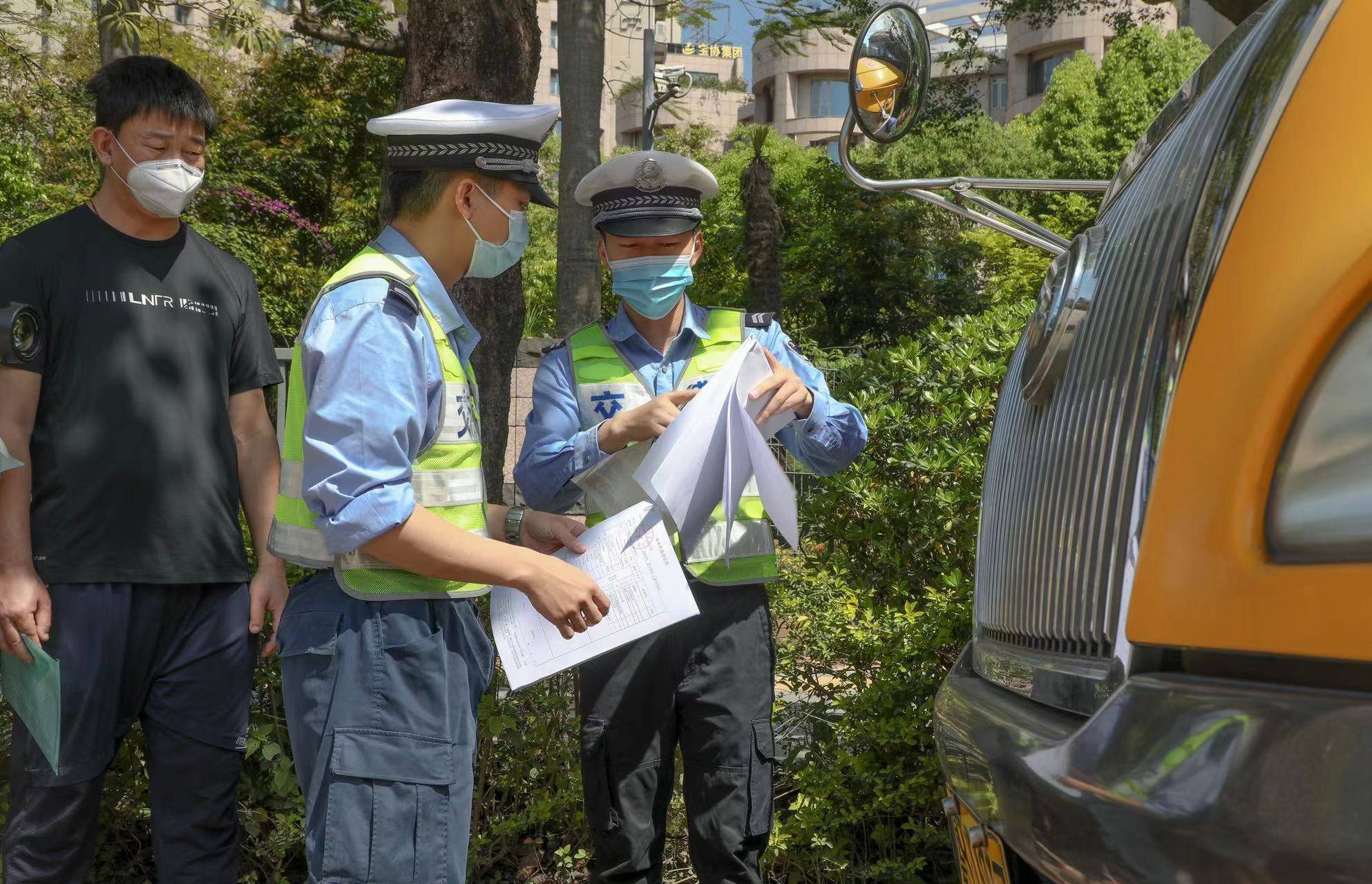 深圳中小學(xué)學(xué)生即將返校，交警開展校車安全大檢查