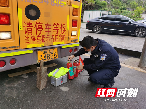 桂陽交警開設(shè)綠色通道 為全縣校車集中“體檢”