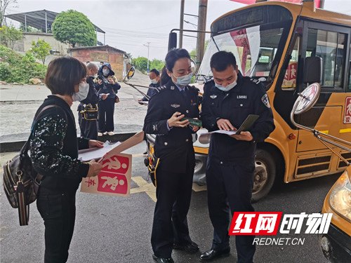 桂陽交警開設(shè)綠色通道 為全縣校車集中“體檢”