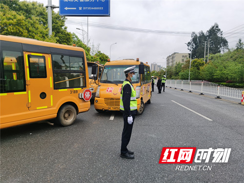 桂陽交警開設(shè)綠色通道 為全縣校車集中“體檢”