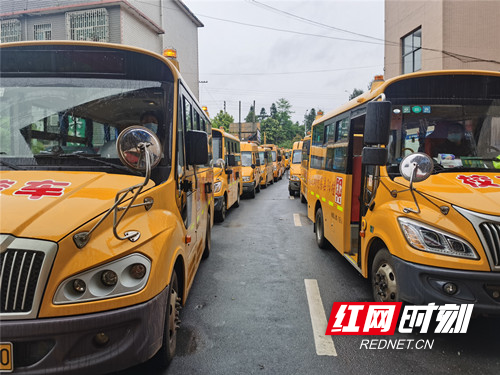 桂陽交警開設(shè)綠色通道 為全縣校車集中“體檢”