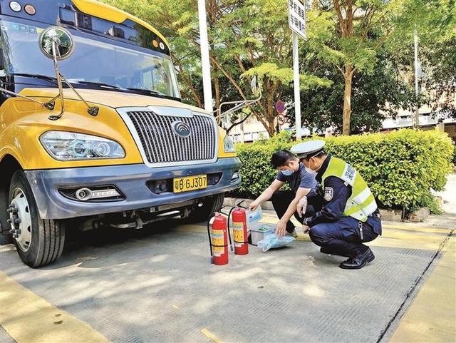 寶安交警 對校車各項(xiàng)安全設(shè)備“體檢”
