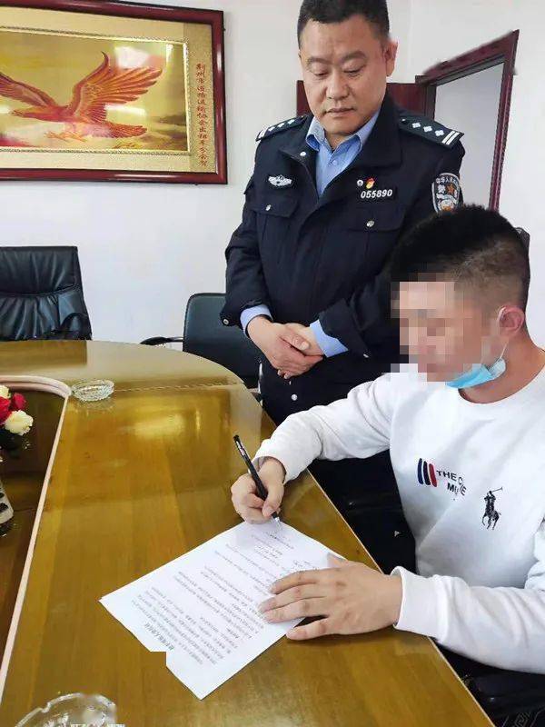 校車逆行“惹眾怒”，監利交警依法查處！