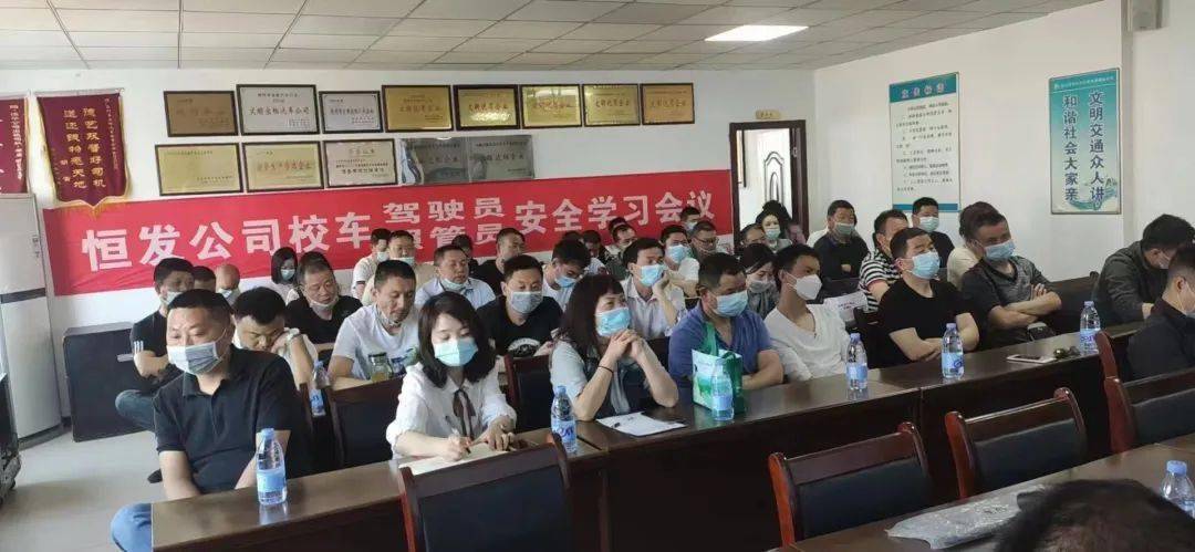 校車逆行“惹眾怒”，監利交警依法查處！