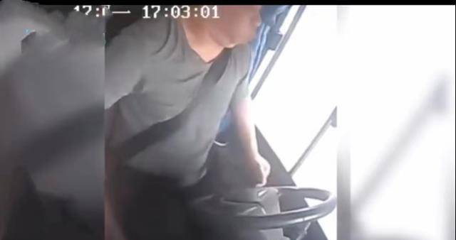 感動！校車司機駕車時突發腦梗，倒下前拼盡最后力氣保全13名幼兒