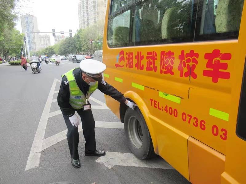 校車司機(jī)準(zhǔn)駕不符，罰款4千記18分！常德交警開展校車安全整治