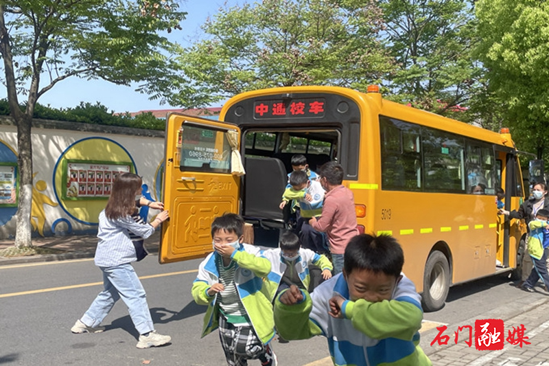 石門四完小：校車應(yīng)急演練，確保學(xué)子平安出行2.jpg