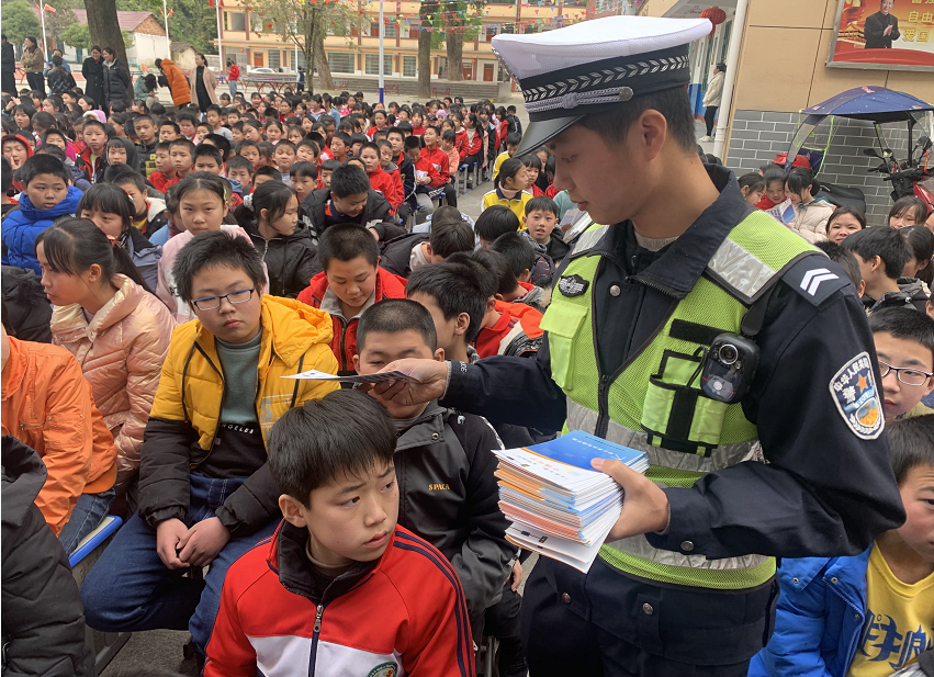超員，校車司機準駕不符……全州交警開展校車安全整治