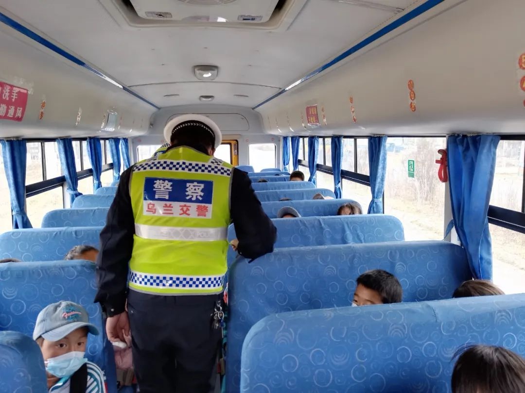 烏蘭交警對校車安全進行突擊檢查