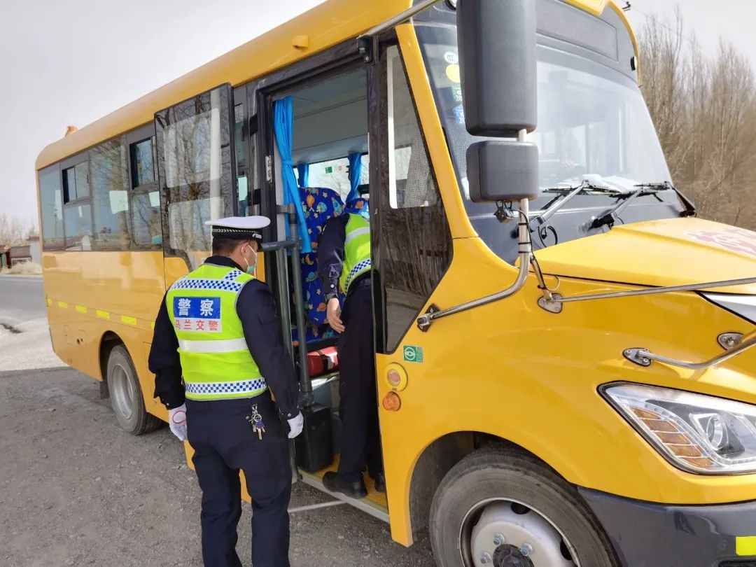烏蘭交警對校車安全進行突擊檢查