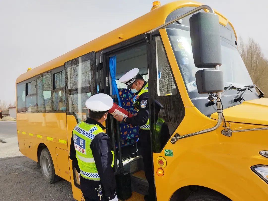 烏蘭交警對校車安全進行突擊檢查