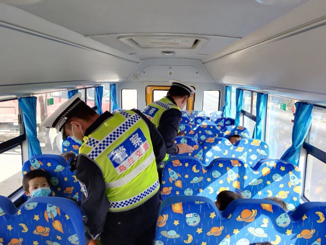 烏蘭交警對校車安全進行突擊檢查
