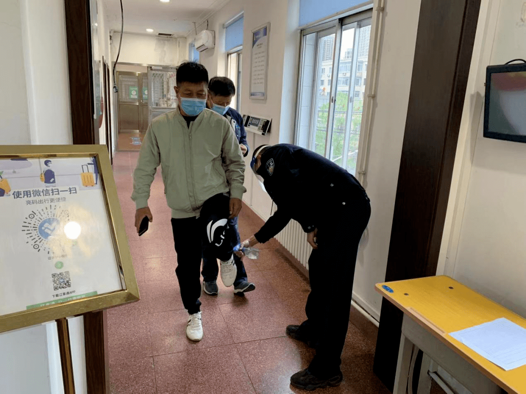 沈陽(yáng)交警為物流貨車、校車駕駛?cè)碎_設(shè)線下審驗(yàn)業(yè)務(wù)專場(chǎng)