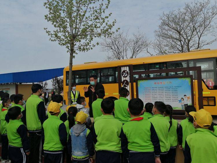 人和完小開展“校車應(yīng)急疏散”演練活動